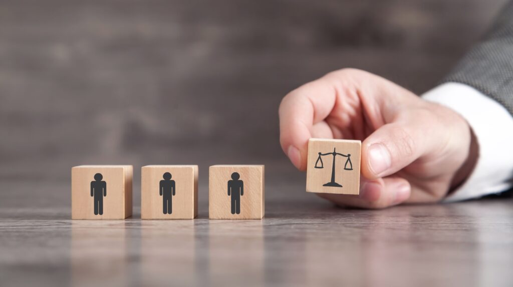 Les professionnels et bénévoles intervenant auprès de publics vulnérables vont progressivement devoir justifier d’une attestation d’honorabilité, destinée à vérifier l’absence de condamnation incompatible avec leur activité. Selon quelles modalités ?