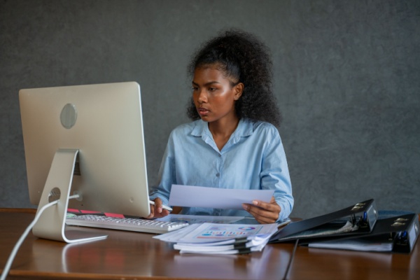 Les entreprises qui souhaitent recruter un apprenti doivent respecter plusieurs conditions, notamment concernant le maître d’apprentissage chargé d’accompagner le jeune tout au long de sa formation. Ces règles viennent d’être simplifiées. Dans quelle mesure ?