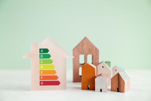 Après les habitations notamment, c’est au tour des bâtiments tertiaires d’être construits dans le cadre de la réglementation environnementale « RE 2020 ». Une extension de la RE 2020 qui a nécessité quelques précisions techniques…