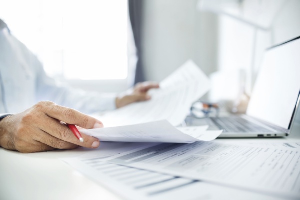 Depuis 2020, l’administration fiscale a mis en place un dispositif destiné à simplifier les démarches déclaratives : la déclaration automatique des revenus. Ce mécanisme permet, sous certaines conditions, de valider sa déclaration sans avoir à la déposer formellement. Qui peut en bénéficier en 2026 et comment fonctionne ce système ?