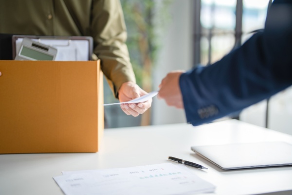 Une démission, même formulée sans réserve, peut être remise en cause si le salarié démontre qu’elle s’inscrivait dans un contexte conflictuel antérieur à la rupture. Mais une contestation adressée près de 4 mois après la démission peut-elle encore être considérée comme raisonnable ? Réponse du juge…