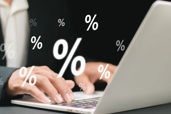 Depuis la mise en place du prélèvement à la source, chaque contribuable voit une partie de ses revenus directement prélevée pour le paiement de l’impôt sur le revenu. Ce mécanisme repose sur un taux de prélèvement, calculé par l’administration fiscale à partir de votre dernière déclaration. Bonne nouvelle : ce taux n’est pas figé. Voilà qui mérite quelques explications…