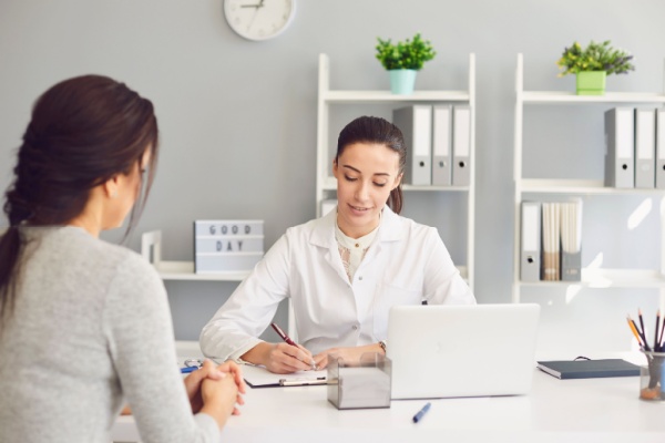 Pour faciliter l’accompagnement des salariés exposés à un risque de désinsertion professionnelle, certaines informations relatives aux arrêts de travail peuvent être transmises à la médecine du travail. D’autres informations pourront également, à compter du 1er août 2026, être transmises en retour au service du contrôle médical. Mais cette circulation d’informations reste strictement encadrée. Dans quelles conditions ?