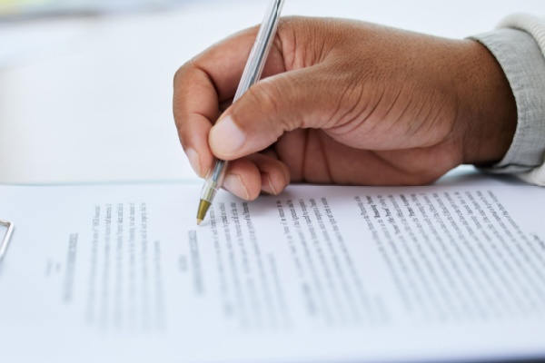 Dans les entreprises d’au moins 50 salariés, le règlement intérieur doit respecter une procédure de mise en place bien précise. Jusqu’à présent, son entrée en vigueur dépendait notamment de son dépôt au greffe du conseil de prud’hommes. Une formalité qui n’est désormais plus requise…