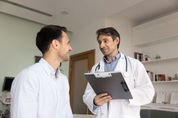 Parce que pallier la désinsertion professionnelle suppose parfois de coordonner les moyens, les services de prévention et de santé au travail (SPST) voient leurs modalités d’organisation assouplies…