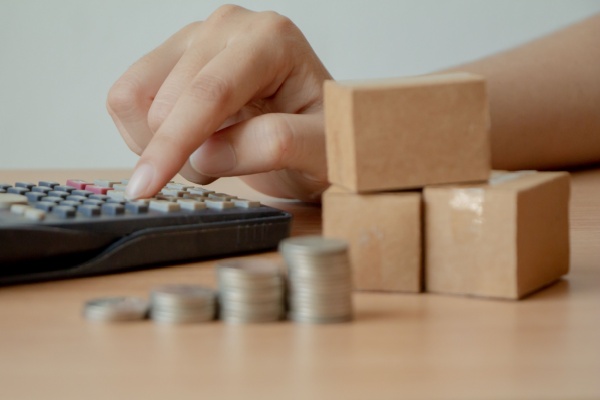 La loi de finances pour 2026 a créé une taxe sur les petits colis en provenance des pays tiers dont les modalités déclaratives et de paiement viennent d’être précisées. On fait le point…