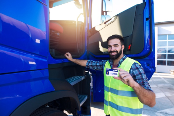 2 contraintes réglementaires ont été aménagées concernant certaines obligations imposées aux inspecteurs du permis de conduire en vue de l’obtention du permis de conduire ou des qualifications du groupe lourd. Lesquelles ?