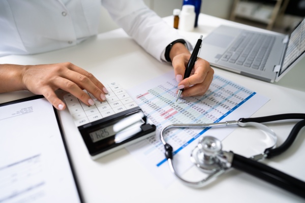 Double facturation, prestations hospitalières, honoraires libéraux… Pour éviter que certains séjours soient mieux valorisés que d’autres, un coefficient de minoration devait voir le jour, initié par la loi de financement de la Sécurité sociale pour 2026. Restait une question essentielle : comment le calculer ?