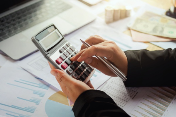 La revalorisation du SMIC au 1er juin 2026 entraîne une hausse de l’abattement applicable, sous conditions, à l’assiette du prélèvement à la source des contrats courts lorsque l’employeur applique un taux neutre. Voilà qui mérite quelques explications…