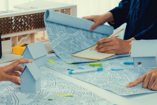 Un volet important de la loi de simplification de la vie économique s’intéresse aux formalités en matière d’urbanisme. Pour alléger cette charge des entreprises, certaines autorisations, jusque-là obligatoires, ne seront plus requises. De même, les établissements recevant du public (ERP) pourront compter sur de nouveaux outils pour s’assurer d’être conformes à la réglementation…