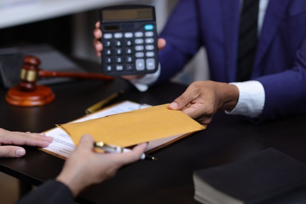 Les conventions de « management fees » sont courantes dans les groupes de sociétés puisqu’elles permettent de facturer des prestations de direction, de gestion ou d’assistance entre structures. Mais attention : lorsque la société prestataire est dirigée par la même personne que la société « cliente », la frontière peut vite devenir floue. S’agit-il d’une véritable prestation extérieure ou d’une rémunération déguisée ? Réponse du juge…