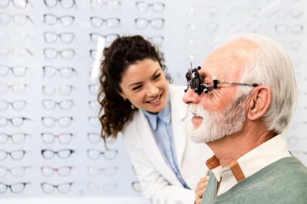 Les modalités d’exercice de l’activité des opticiens-lunetiers évoluent puisqu’il est désormais admis qu’ils peuvent se rendre en établissement d'hébergement pour personnes âgées dépendantes (Ehpad) afin de réaliser un examen de la réfraction et délivrer, si besoin, des équipements optiques.
