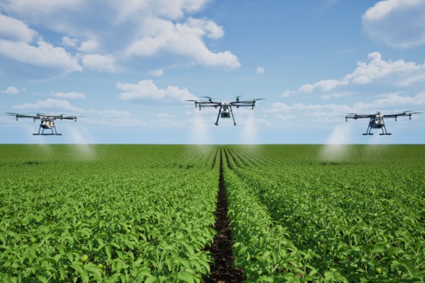 L’utilisation de produits phytopharmaceutiques dans le secteur agricole est fortement encadrée. Cet encadrement va jusqu’à définir les méthodes qui peuvent ou non être utilisées pour la pulvérisation de ces produits. Un panel qui s’élargit, avec l’arrivée effective de la pulvérisation par drone…