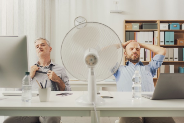 Face aux épisodes de fortes chaleurs, les entreprises doivent anticiper les risques pour la santé des salariés et adapter leur organisation du travail. Le recours à l’activité partielle reste possible, mais seulement en dernier recours et sous conditions strictes.