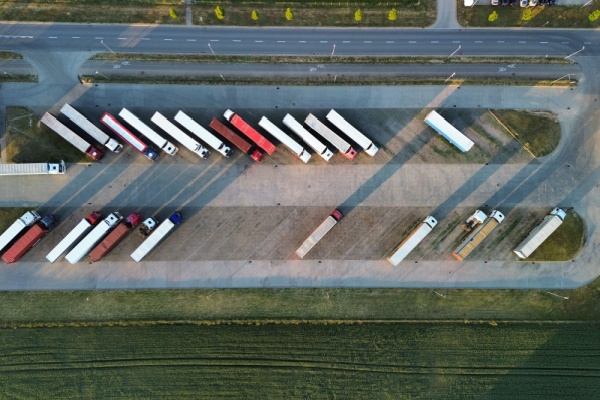 En vertu du dispositif des certificats d’économie d’énergie (CEE), les fournisseurs d’énergie doivent atteindre des objectifs d’économie d’énergies annuelles. Pour ce faire, ils peuvent, par le biais d’aides financières, inciter les consommateurs et professionnels à réaliser certaines actions vertueuses. C’est le cas dans le domaine du transport, pour lequel des aménagements sont hypothèses visant l’achat ou la location de véhicules électriques…