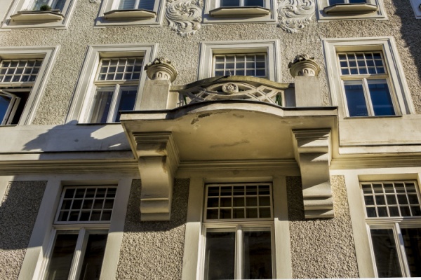Parce que des biens immobiliers pouvaient être indirectement cédés sans faire intervenir de professionnels du droit et du chiffre grâce à la cession des parts sociales de la société propriétaire, les pouvoirs publics ont décidé de soumettre ce type d’actes à des formalités plus strictes…