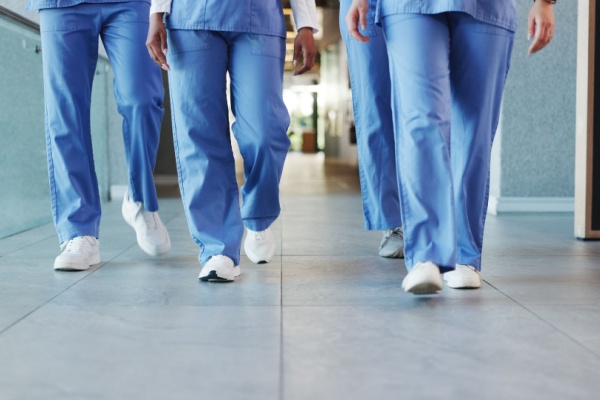 Dans la foulée de la loi du 27 juin 2025 sur la profession d’infirmier, le Gouvernement a adopté un texte en décembre 2025 pour mieux définir les compétences élargies de ces professionnels. Cependant, 2 textes étaient toujours attendus pour rendre le dispositif complet et applicable. C’est chose faite…