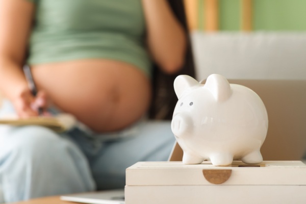 Le congé supplémentaire de naissance s’accompagne, toutes conditions remplies, du versement d’indemnités journalières. Restait à savoir comment ces sommes devaient être prises en compte pour le calcul du RSA et de la prime d’activité. La réglementation apporte désormais une réponse…