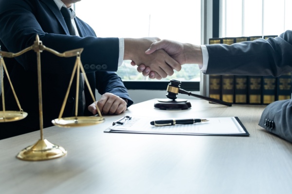 Le contrat de collaboration encadre la relation entre le cabinet et l’avocat collaborateur. Ce contrat est rédigé dans le respect du règlement intérieur national de la profession d’avocat, qui a été modifié sur ce sujet. Que faut-il en retenir ?
