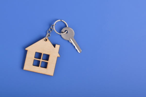 Les baux d’habitation à titre de résidence principale doivent être établis par écrit en respectant des contrats types. Ces modèles font l’objet de modifications visant à les mettre en cohérence avec les évolutions législatives des dernières années : lesquelles ?