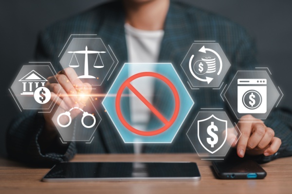 La lutte contre la fraude sociale se renforce aussi en amont, avec de nouveaux outils pour mieux détecter les situations suspectes. Tour d’horizon des principales mesures destinées à faciliter les contrôles, améliorer l’accès aux informations utiles et renforcer les moyens d’action des organismes concernés.