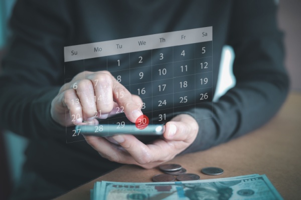 À moins de 2 mois de l'entrée en vigueur de la réforme de la facturation électronique, le calendrier prévu est confirmé. Toutefois, il vient d’être annoncé que l’administration fera preuve de souplesse pendant les premières semaines de mise en œuvre. De quoi rassurer les entreprises, sans remettre en cause leurs nouvelles obligations…