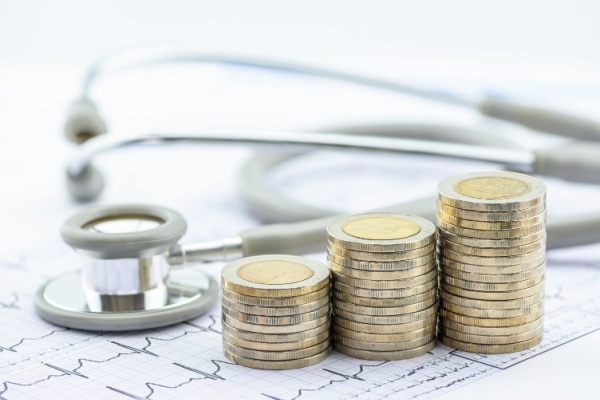 Le bénéfice d’une prise en charge renforcée par l’Assurance maladie ne signifie pas toujours que tous les soins et médicaments sont exonérés de participation. La réglementation vient d’ailleurs de resserrer les règles applicables à certains assurés, avec des conséquences concrètes sur leur reste à charge. Explications…