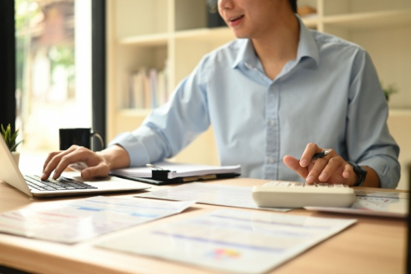 Une entreprise peut-elle attendre de contester un redressement Urssaf devant le juge pour produire les documents justifiant la déduction de frais professionnels ? Une question récemment tranchée par la juge…