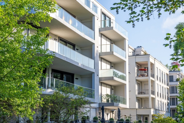La cession d'un contrat de vente en l'état futur d'achèvement (VEFA) pouvait susciter des interrogations lorsque l'opération bénéficiait du taux réduit de TVA de 10 % applicable au logement intermédiaire. Il vient d’être confirmé que ce transfert n'entraîne pas, à lui seul, la remise en cause de cet avantage, sous certaines conditions : lesquelles ?