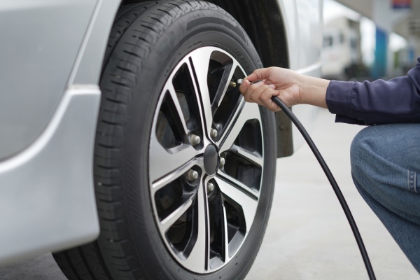Si vérifier et regonfler les pneus d’un véhicule est un réflexe pour les professionnels du secteur automobile qui participe à la sécurité routière, encore faut-il que l’appareil de mesure, le manomètre, soit fiable. Pour s’en assurer, cet instrument est soumis à des exigences et des normes tout au long de son utilisation. Une réglementation qui vient d’être modernisée…