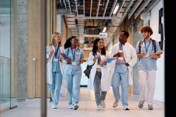 Afin de tenir compte de l’expérience acquise, les médecins peuvent, toutes conditions remplies, obtenir un droit d’exercice complémentaire dans leur spécialité sans avoir, pour autant, suivi la formation correspondante. Une possibilité dont les modalités concrètes ont été revues…