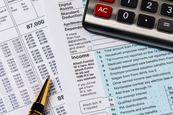 Dans le cadre du prélèvement à la source de l’impôt sur le revenu, un dispositif spécifique est prévu pour les salariés bénéficiant de contrats courts. À la suite de la revalorisation du SMIC intervenue au 1er juin 2026, le montant de l’abattement applicable à ces contrats évolue : dans quelle mesure ?