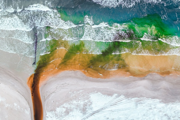 Parce que certaines substances chimiques rejetées dans les eaux sont particulièrement persistantes et coûteuses à éliminer, une redevance a été instaurée pour certaines installations industrielles. Des précisions sont apportées concernant les installations redevables, le calcul de la contribution et les modalités déclaratives. On fait le point…