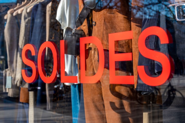 Les dates auxquelles se tiennent les soldes sont strictement encadrées. Cependant, du fait des circonstances météorologiques, une adaptation est envisagée pour les soldes en cours…