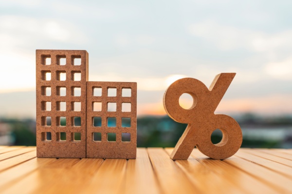 Les sociétés et autres structures détenant directement ou indirectement des immeubles situés en France peuvent, sous certaines conditions, être exonérées de la taxe annuelle de 3 %. La loi relative à la lutte contre les fraudes sociales et fiscales renforce les obligations déclaratives ouvrant droit à cette exonération et crée une nouvelle formalité pour certaines structures étrangères.