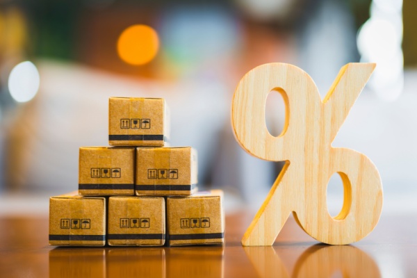 Les petits colis importés depuis des pays situés hors de l'Union européenne ne bénéficient plus d'une exonération systématique de droits de douane. Après avoir instauré, depuis le 1er mars 2026, une taxe nationale destinée à anticiper une réforme européenne, la France suspend ce dispositif au profit d'un droit de douane harmonisé. On fait le point…