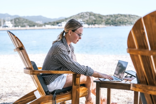 Changer de lieu de séjour ne suspend pas les obligations professionnelles. Avant d’installer son ordinateur au bord de la mer ou à l’étranger, le salarié doit donc vérifier les règles applicables dans son entreprise…