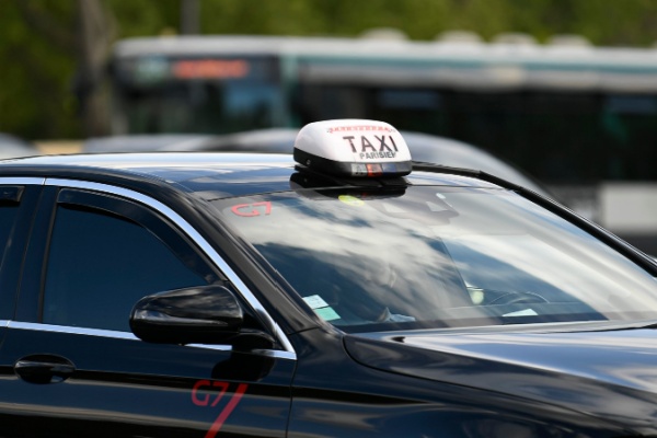 Pour lutter contre le travail dissimulé dans le secteur des VTC, les obligations pesant sur les exploitants et les plateformes de mise en relation vont être renforcées. Objectif : mieux contrôler les chauffeurs, les véhicules utilisés et prévenir toute tentative de fraude…