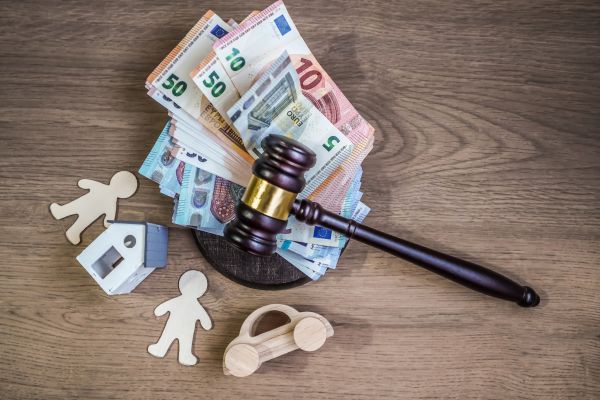 Lorsqu'un héritier renonce à une succession, ses propres enfants peuvent, dans certains cas, recueillir sa part à sa place : c'est ce que l'on appelle la représentation. Mais, dans cette hypothèse, faut-il tenir compte des donations que le défunt avait consenties à leur parent pour calculer leurs droits de succession ? Réponse du juge…