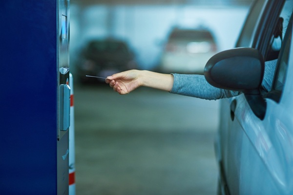Alors que la généralisation de la facturation électronique est lancée, des précisions sont apportées sur le traitement des tickets délivrés par les automates, qu'il s'agisse des tickets de péage ou de parking. Si les règles applicables aux péages évoluent peu, celles concernant les parkings sont, en revanche, amenées à changer progressivement. On fait le point…