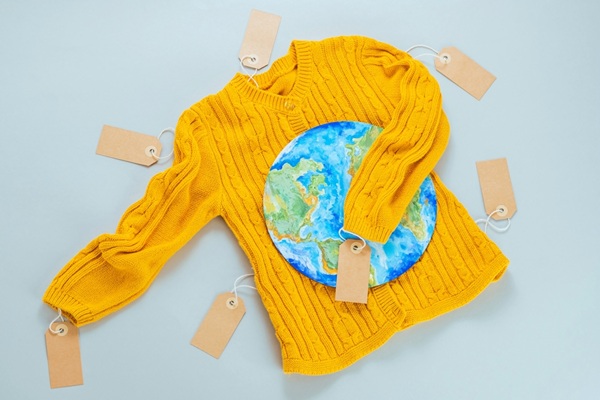 Parce que le phénomène « fast fashion » n’est pas sans avoir des conséquences sur les plans environnemental, social et économique, des mesures sont prises en vue de réduire les impacts occasionnés par cette mode textile ultra-éphémère : que faut-il retenir à ce sujet ?