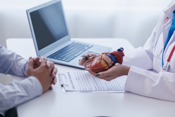 Une stratégie nationale pluriannuelle de lutte contre les maladies cardio-neuro-vasculaires est mise en place : l’objectif est de renforcer les dispositifs de prévention, de sensibilisation et de dépistage de ces pathologies au sein du système de santé, en milieu scolaire et dans le cadre du travail. Que faut-il en retenir ?