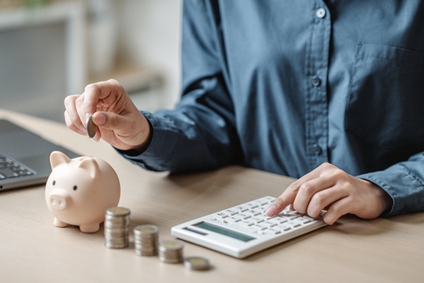 Depuis le 1er septembre 2026, certaines règles de calcul des pensions de retraite évoluent pour les assurés ayant bénéficié de majorations de durée d’assurance liées aux enfants. 2 mesures sont à retenir : la réduction du nombre d’années prises en compte pour calculer le revenu annuel moyen et la prise en compte, dans une certaine limite, de trimestres liés aux enfants pour la retraite anticipée pour carrière longue.