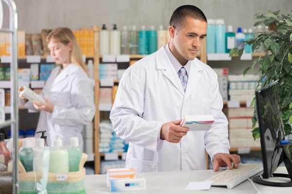 Pour chaque étudiant accueilli en stage dans le cadre du diplôme d'études spécialisées de pharmacie officinale, la pharmacie d’accueil peut percevoir une compensation financière, selon des modalités qui viennent d’être précisées pour l’année universitaire 2026/2027…