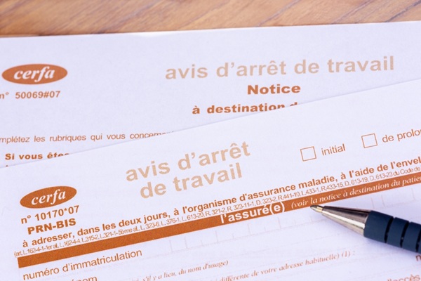 À compter du 15 octobre 2026, la durée maximale de versement des indemnités journalières de Sécurité sociale (IJSS) est réduite pour certains arrêts de travail. De la même manière, certains abus dans l’obtention des arrêts de travail pourront faire l’objet d’une pénalité financière. Voilà qui mérite quelques précisions…