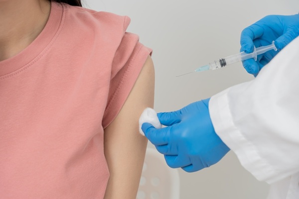 Afin de garantir la qualité et le suivi de l’offre vaccinale sur le territoire, les centres de vaccination doivent obtenir une habilitation de l’Agence régionale de santé (ARS). Ils sont ensuite tenus de lui transmettre chaque année un rapport d’activité et de performance. Voici ce qu’il faut savoir à ce sujet…