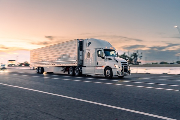 Les collectivités qui le souhaitent peuvent soumettre à une taxe l’utilisation, par les poids lourds, de certaines voies de leur domaine public routier. Véhicules concernés, montant de la taxe, prise en compte des émissions de CO₂, contrôle, contestation : les modalités d’application de cette « écotaxe » sont désormais précisées. Que faut-il en retenir ?