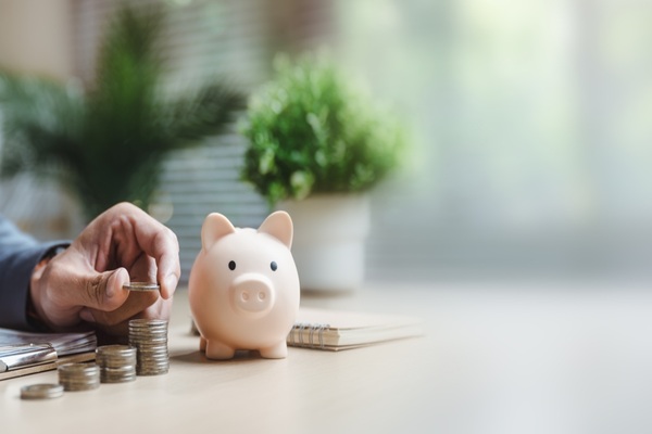 L’assurance-vie permet de se constituer une épargne, de préparer sa retraite ou encore d’organiser la transmission de son patrimoine. Mais quelle fiscalité s’applique aux sommes récupérées ou transmises ? Tout dépend notamment de la date des versements, de l’ancienneté du contrat et des modalités de sortie. On fait le point...