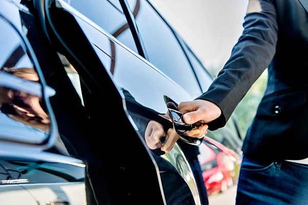 Jusqu’à présent, obtenir une carte de chauffeur VTC supposait, soit de réussir l’examen professionnel d’accès à cette profession, soit de faire reconnaître une expérience professionnelle d’un an en qualité de conducteur de transport de personnes. Une seule voie est désormais possible…