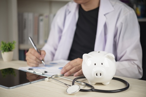 Une partie des dépenses de santé reste directement à la charge des assurés, sous la forme de franchises médicales et de participations forfaitaires. À compter du 1er octobre 2026, leur plafond cumulé passera de 100 € à 140 € par an. Les montants retenus pour chaque soin resteront toutefois inchangés Voilà qui mérite quelques explications…